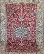 Overview. Teppich, rotgrundig mit hellem Rand, gespiegelt floral gemustert und Vogeldarstellungen, signiert, 133x221 cm