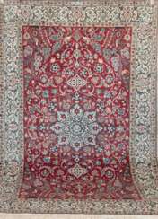 Teppich, rotgrundig mit hellem Rand, gespiegelt floral gemustert und Vogeldarstellungen, signiert, 133x221 cm