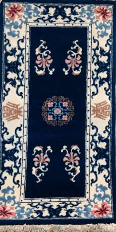 Teppich, Schurwolle, blaugrundig mit hellem Rand, floral und ornamental gemustert, 72x152 cm - Foto 1