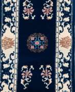 Overview. Teppich, Schurwolle, blaugrundig mit hellem Rand, floral und ornamental gemustert, 72x152 cm