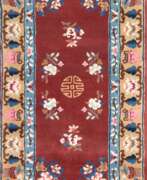 Overview. Teppich, Schurwolle, rotgrundig mit hellem Rand, floral gemustert, 73x156 cm