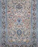 Overview. Teppich, hellgrundig, mit Tier- und Blumenmuster, signiert, 109x181 cm