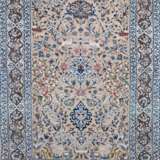 Teppich, hellgrundig, mit Tier- und Blumenmuster, signiert, 109x181 cm - photo 1