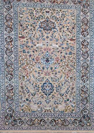Teppich, hellgrundig, mit Tier- und Blumenmuster, signiert, 109x181 cm - photo 1