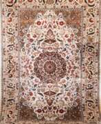 Overview. Teppich, hellgrundig, braun gespiegelt gemustert, 125x210 cm