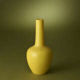AN IMPERIAL YELLOW GLASS BOTTLE VASE - Foto 3