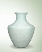 Übersicht. A FINE MAGNIFICENT AND RARE CELADON-GLAZED ARCHAISTIC VASE, ZUN