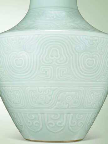 A FINE MAGNIFICENT AND RARE CELADON-GLAZED ARCHAISTIC VASE, ZUN - Foto 3