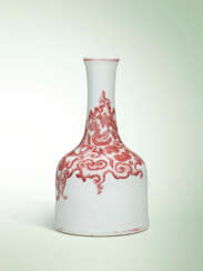 A FINE RARE COPPER-RED DECORATED ‘PHOENIX’ MALLET-SHAPED VASE, YAOLINGZUN