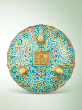 A FINE AND EXTREMELY RARE PORCELAIN IMITATION CLOISONN&#201; ENAMEL ‘LOTUS’ TRIPOD CENSER - Foto 4