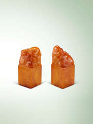A PAIR OF CARVED AMBER &#39;BUDDHIST LION&#39; SEALS