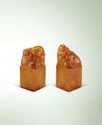 Objets de vertu. A PAIR OF CARVED AMBER &#39;BUDDHIST LION&#39; SEALS