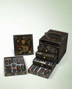Династия Цин. A GROUP OF INK CAKES WITHIN A FITTED PAINTED LACQUER ‘DRAGON’ BOX AND COVER