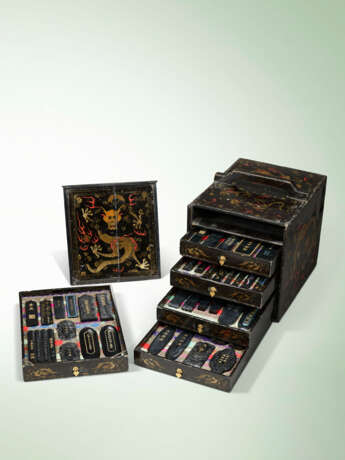 A GROUP OF INK CAKES WITHIN A FITTED PAINTED LACQUER ‘DRAGON’ BOX AND COVER - Foto 1