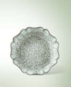 Porcelaine. AN EXCEPTIONAL GUAN MALLOW-SHAPED LOBED WASHER