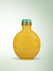 AN IMPERIAL CARVED YELLOW GLASS ‘DRAGON AND PHOENIX’ SNUFF BOTTLE