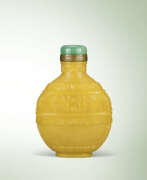 Verre. AN IMPERIAL CARVED YELLOW GLASS ‘DRAGON AND PHOENIX’ SNUFF BOTTLE