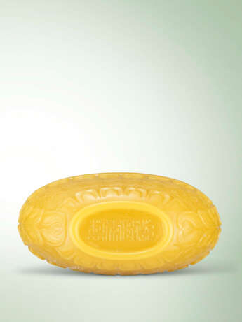 AN IMPERIAL CARVED YELLOW GLASS ‘DRAGON AND PHOENIX’ SNUFF BOTTLE - photo 2