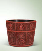 Kunststoff. A CARVED CINNABAR LACQUER ‘NINE DRAGONS AND BAJIXIANG’ JARDINI&#200;RE