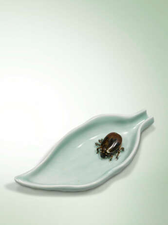 A RARE TROMPE L`OEIL CELADON-GLAZED ‘BEETLE’ LEAF-FORM INK PALETTE - Foto 1