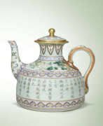 Qianlong-Periode. AN IMPERIAL YANGCAI INSCRIBED &#39;THREE PURITIES TEA&#39; CELADON-GROUND TEAPOT AND COVER