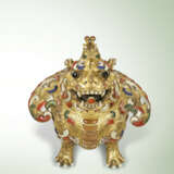 A SUPERB HARDSTONE-INLAID GILT-BRONZE LUDUAN-FORM CENSER AND COVER - photo 3