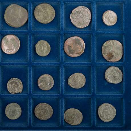 Tableau mit römischen Münzen - 20 antike und spätantike - фото 2