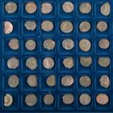 Römische Spätantike - Tableau mit 48 Kleinmünzen/Nummi der - photo 1