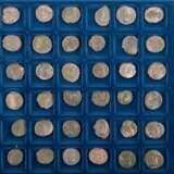 Römische Spätantike - Tableau mit 48 Kleinmünzen/Nummi der - photo 2