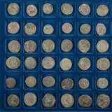 Römische Spätantike - mit 48 Kleinmünzen/Nummi, - фото 1