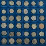 Römische Spätantike - mit 48 Kleinmünzen/Nummi, - фото 2