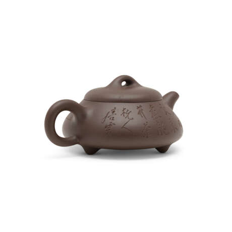 A YIXING TEAPOT PAINTED BY TANG YUN (1910-1993), MADE BY BAO FENGYAN (B. 1967)20TH CENTURY - photo 2