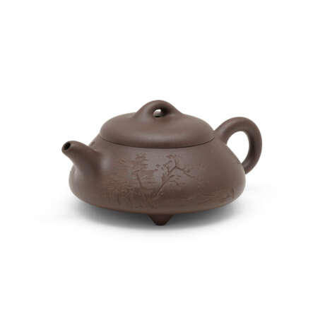 A YIXING TEAPOT PAINTED BY TANG YUN (1910-1993), MADE BY BAO FENGYAN (B. 1967)20TH CENTURY - photo 4