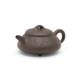A YIXING TEAPOT PAINTED BY TANG YUN (1910-1993), MADE BY BAO FENGYAN (B. 1967)20TH CENTURY - photo 4