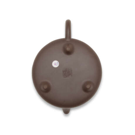A YIXING TEAPOT PAINTED BY TANG YUN (1910-1993), MADE BY BAO FENGYAN (B. 1967)20TH CENTURY - photo 7