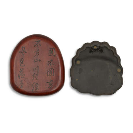 A CARVED ‘CRAB AND LOTUS LEAF’ INK STONE, WOOD BOX AND COVERLATE QING DYNASTY - фото 1