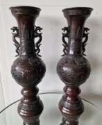 Produktkatalog. A pair of beautiful Japanese bronze vases