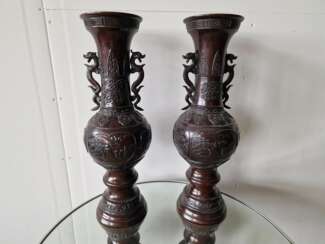 A pair of beautiful Japanese bronze vases