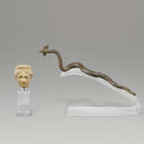 A ROMAN-STYLE MARBLE HEAD OF A GODDESS AND A GREEK-STYLE BRONZE SNAKE - Foto 1