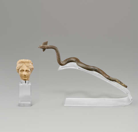 A ROMAN-STYLE MARBLE HEAD OF A GODDESS AND A GREEK-STYLE BRONZE SNAKE - Foto 1 A ROMAN-STYLE MARBLE HEAD OF A GODDESS AND A GREEK-STYLE BRONZE SNAKE - Foto 1