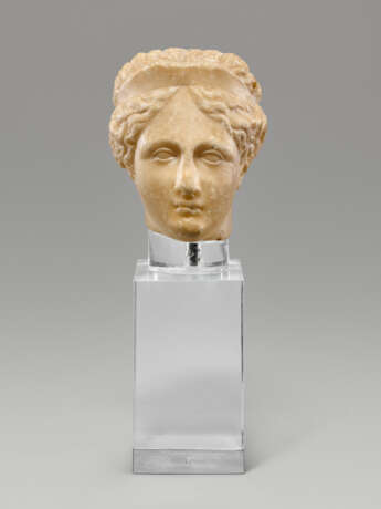 A ROMAN-STYLE MARBLE HEAD OF A GODDESS AND A GREEK-STYLE BRONZE SNAKE - Foto 2 A ROMAN-STYLE MARBLE HEAD OF A GODDESS AND A GREEK-STYLE BRONZE SNAKE - Foto 2