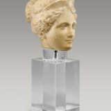 A ROMAN-STYLE MARBLE HEAD OF A GODDESS AND A GREEK-STYLE BRONZE SNAKE - Foto 3