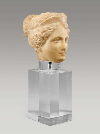 A ROMAN-STYLE MARBLE HEAD OF A GODDESS AND A GREEK-STYLE BRONZE SNAKE - Foto 3 A ROMAN-STYLE MARBLE HEAD OF A GODDESS AND A GREEK-STYLE BRONZE SNAKE - Foto 3