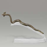 A ROMAN-STYLE MARBLE HEAD OF A GODDESS AND A GREEK-STYLE BRONZE SNAKE - Foto 4