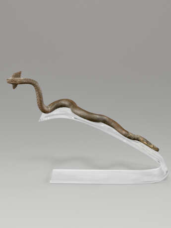 A ROMAN-STYLE MARBLE HEAD OF A GODDESS AND A GREEK-STYLE BRONZE SNAKE - Foto 4 A ROMAN-STYLE MARBLE HEAD OF A GODDESS AND A GREEK-STYLE BRONZE SNAKE - Foto 4