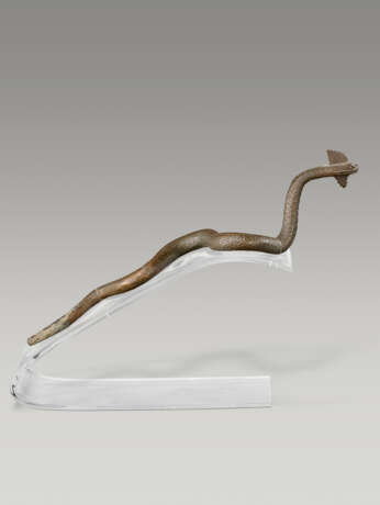 A ROMAN-STYLE MARBLE HEAD OF A GODDESS AND A GREEK-STYLE BRONZE SNAKE - Foto 5 A ROMAN-STYLE MARBLE HEAD OF A GODDESS AND A GREEK-STYLE BRONZE SNAKE - Foto 5