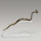 A ROMAN-STYLE MARBLE HEAD OF A GODDESS AND A GREEK-STYLE BRONZE SNAKE - Foto 5