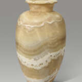 AN EGYPTIAN-STYLE ALABASTER JAR - Foto 1