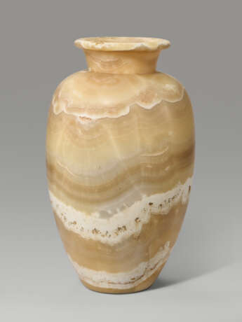 AN EGYPTIAN-STYLE ALABASTER JAR - Foto 1 AN EGYPTIAN-STYLE ALABASTER JAR - Foto 1