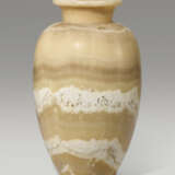 AN EGYPTIAN-STYLE ALABASTER JAR - Foto 2